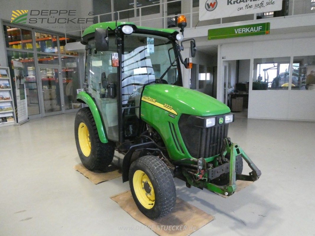Kommunaltraktor del tipo John Deere 3320, Gebrauchtmaschine en Lauterberg/Barbis (Imagen 2)