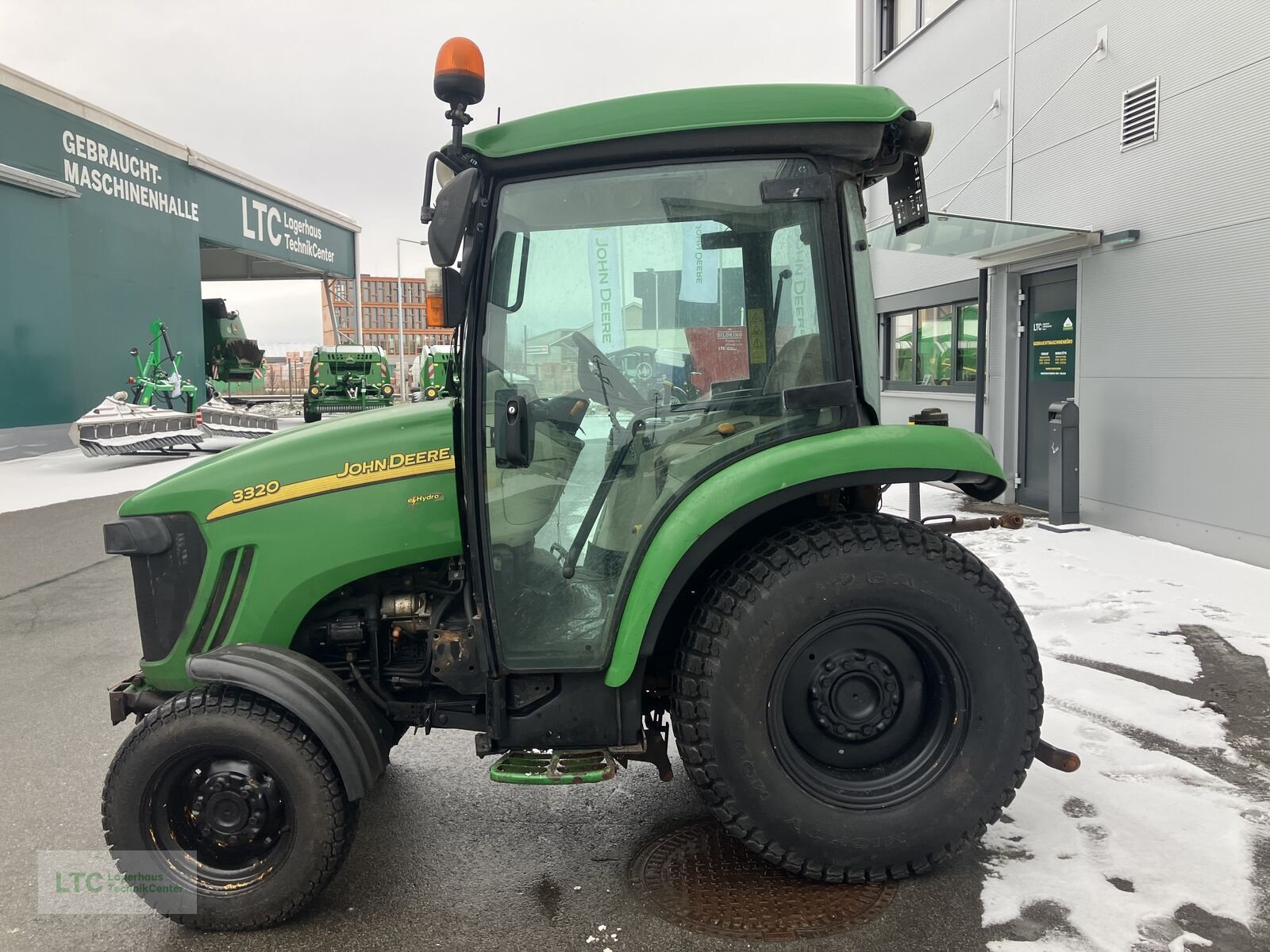 Kommunaltraktor of the type John Deere 3320, Gebrauchtmaschine in Redlham (Picture 10)