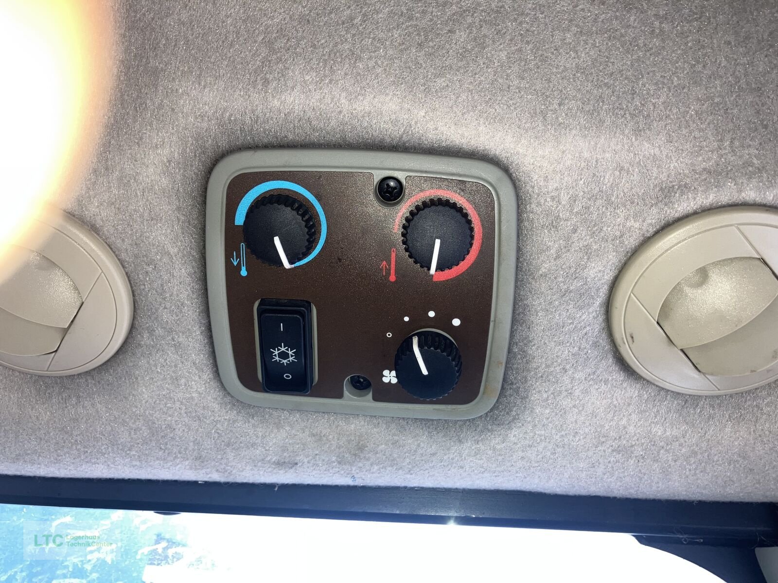 Kommunaltraktor of the type John Deere 3320, Gebrauchtmaschine in Redlham (Picture 15)