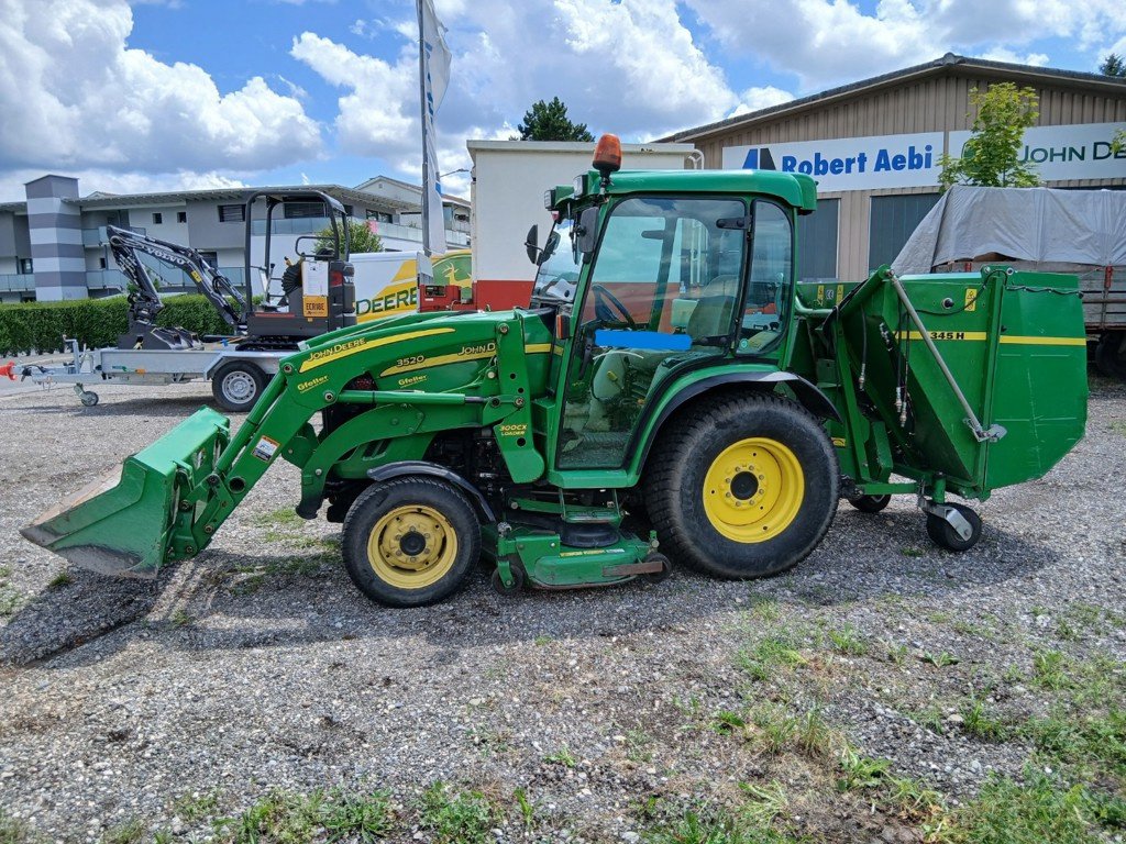 Kommunaltraktor des Typs John Deere 3520, Gebrauchtmaschine in Lengnau (Bild 2)