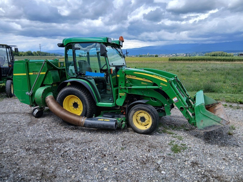 Kommunaltraktor des Typs John Deere 3520, Gebrauchtmaschine in Lengnau (Bild 1)
