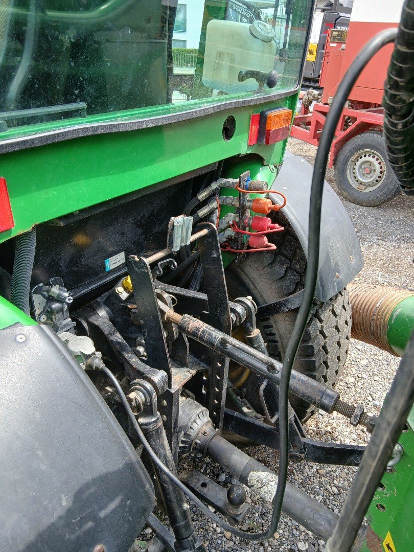 Kommunaltraktor del tipo John Deere 3520, Gebrauchtmaschine en Lengnau (Imagen 4)
