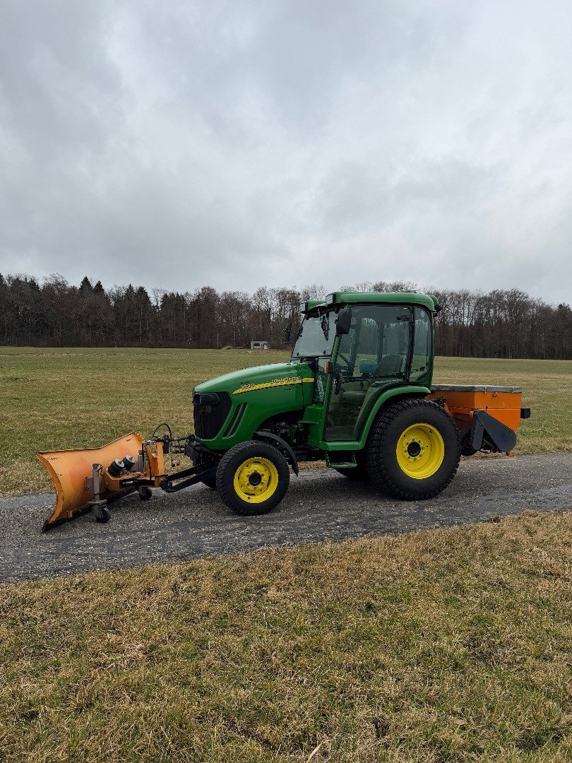 Kommunaltraktor типа John Deere 3520, Gebrauchtmaschine в Seon (Фотография 2)