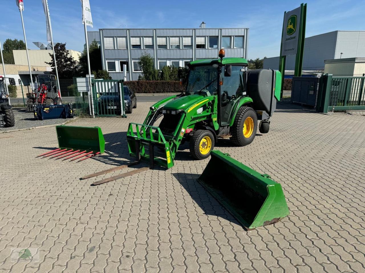 Kommunaltraktor des Typs John Deere 3720, Gebrauchtmaschine in Steinwiesen (Bild 1)