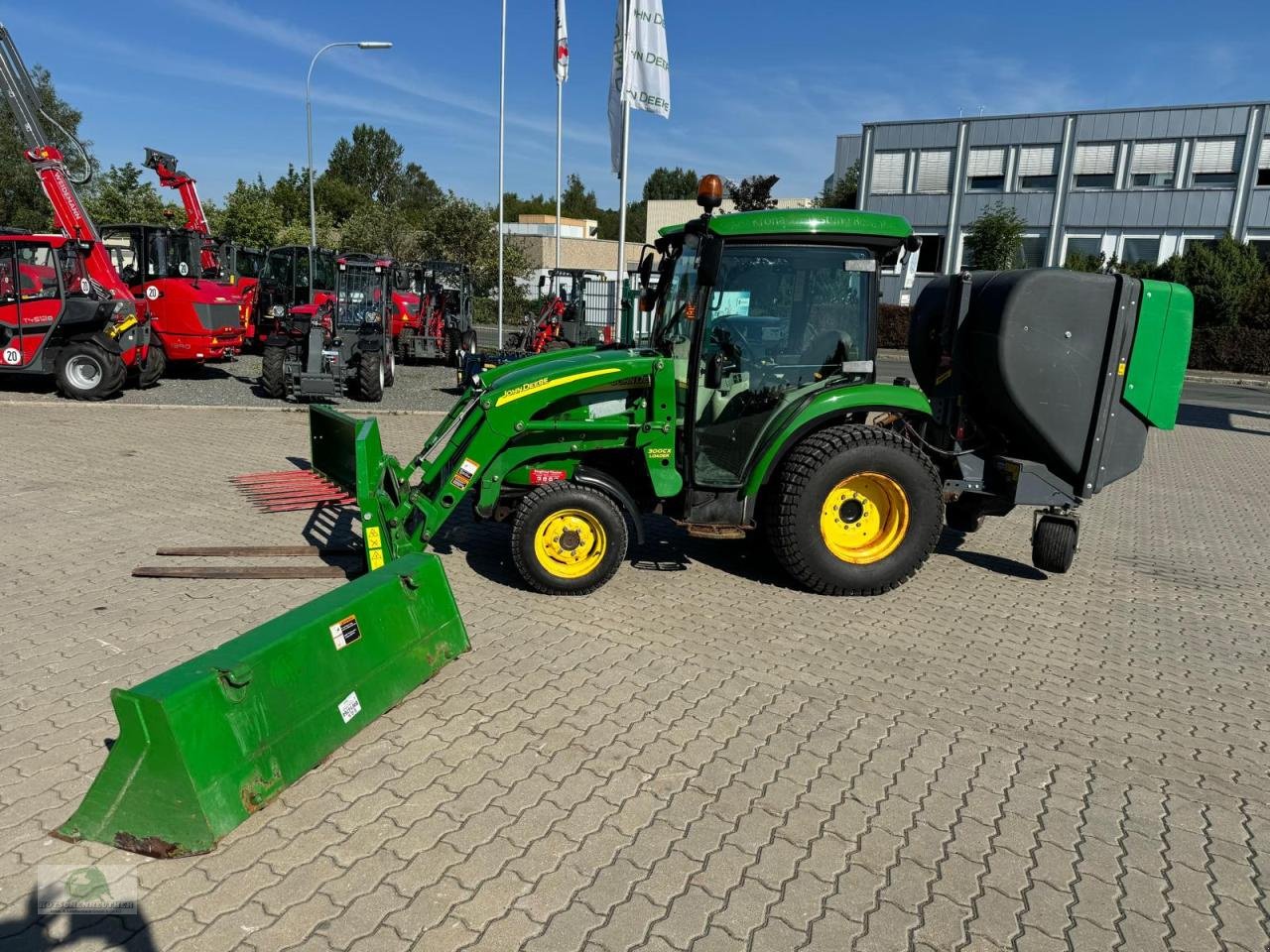 Kommunaltraktor des Typs John Deere 3720, Gebrauchtmaschine in Steinwiesen (Bild 2)