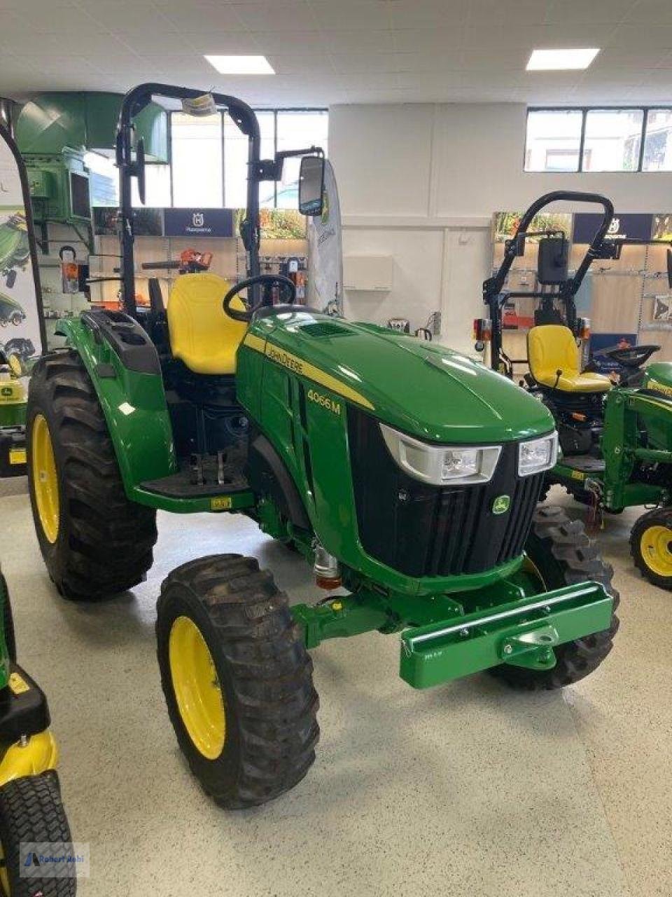 Kommunaltraktor des Typs John Deere 4066M Aktion, Gebrauchtmaschine in Hillesheim (Bild 1)