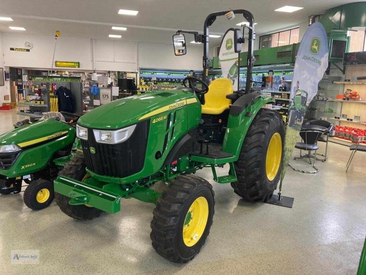 Kommunaltraktor des Typs John Deere 4066M Aktion, Gebrauchtmaschine in Hillesheim (Bild 2)