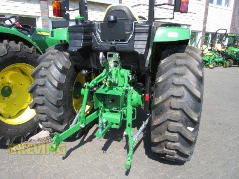 Kommunaltraktor des Typs John Deere 4066M, Neumaschine in Wesseling-Berzdorf (Bild 3)