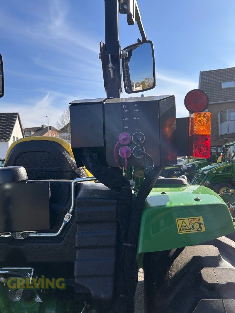 Kommunaltraktor des Typs John Deere 4066M, Neumaschine in Wesseling-Berzdorf (Bild 2)