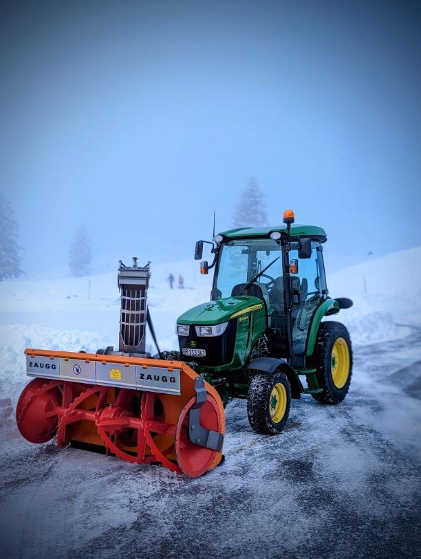 Kommunaltraktor typu John Deere 4066R, Ausstellungsmaschine v Regensdorf (Obrázek 1)