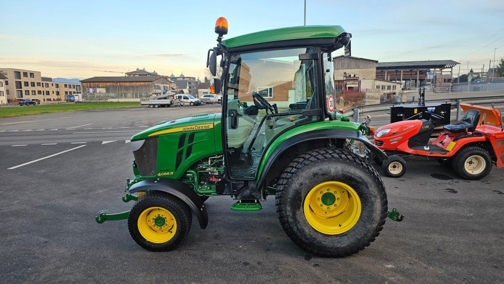 Kommunaltraktor des Typs John Deere 4066R, Gebrauchtmaschine in Altendorf (Bild 2)