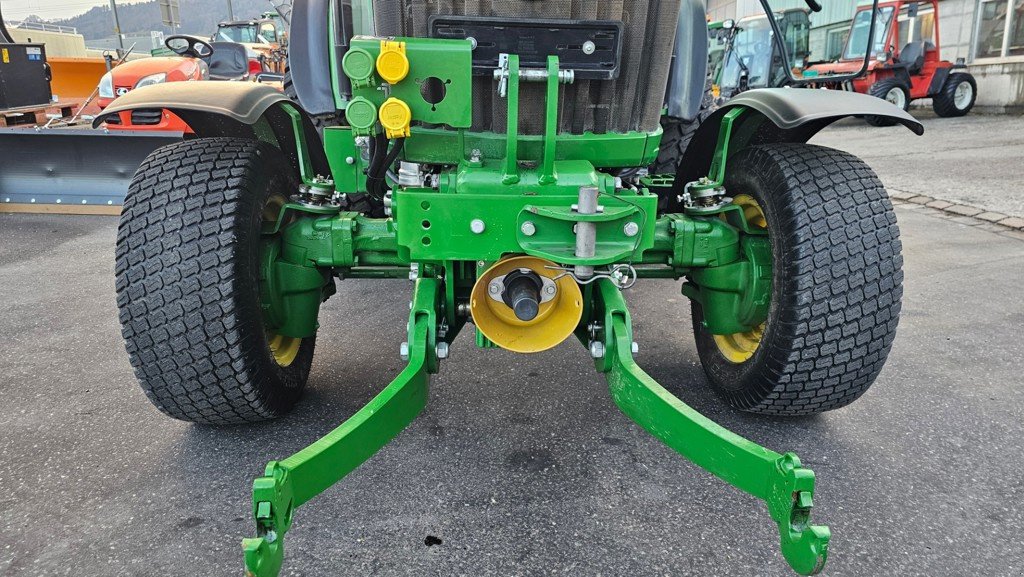 Kommunaltraktor des Typs John Deere 4066R, Gebrauchtmaschine in Altendorf (Bild 4)