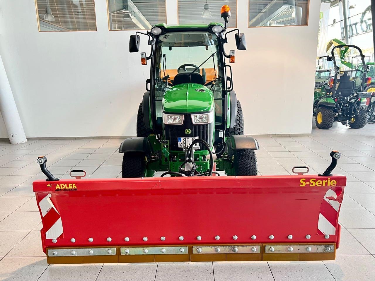 Kommunaltraktor des Typs John Deere 4066R, Mietmaschine in Beckum (Bild 3)