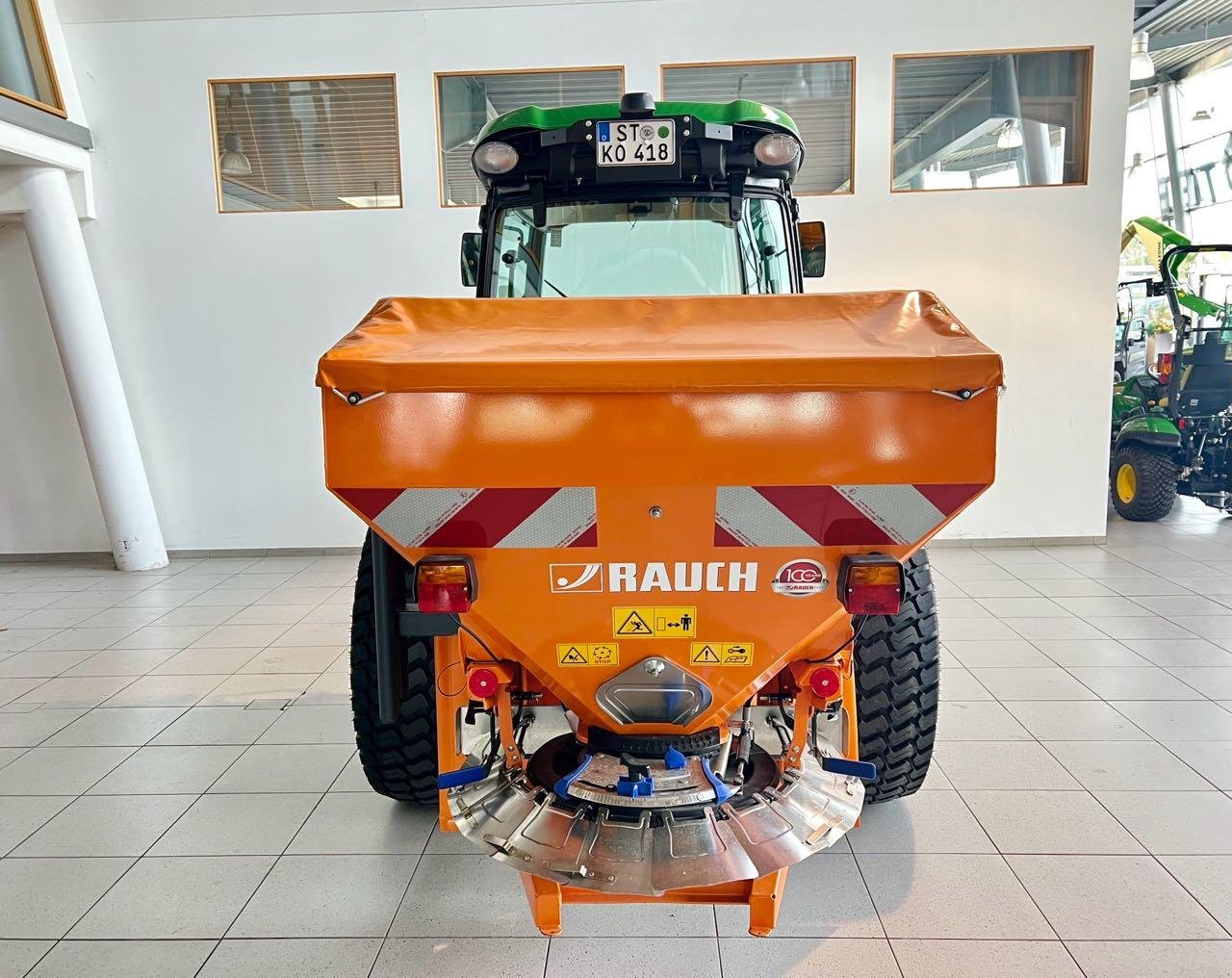 Kommunaltraktor des Typs John Deere 4066R, Mietmaschine in Beckum (Bild 4)