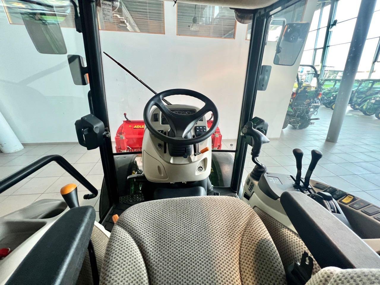 Kommunaltraktor des Typs John Deere 4066R, Mietmaschine in Beckum (Bild 5)