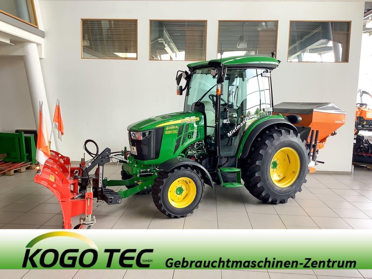 Kommunaltraktor des Typs John Deere 4066R, Mietmaschine in Beckum (Bild 1)