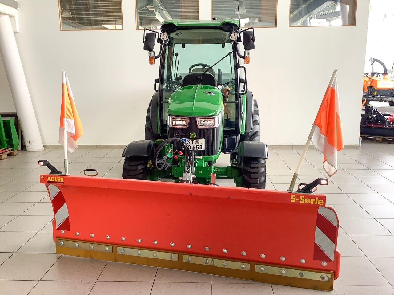 Kommunaltraktor des Typs John Deere 4066R, Mietmaschine in Beckum (Bild 3)