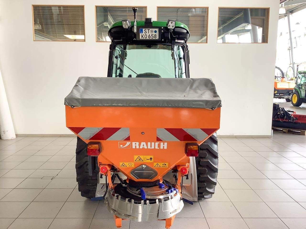 Kommunaltraktor des Typs John Deere 4066R, Mietmaschine in Beckum (Bild 7)