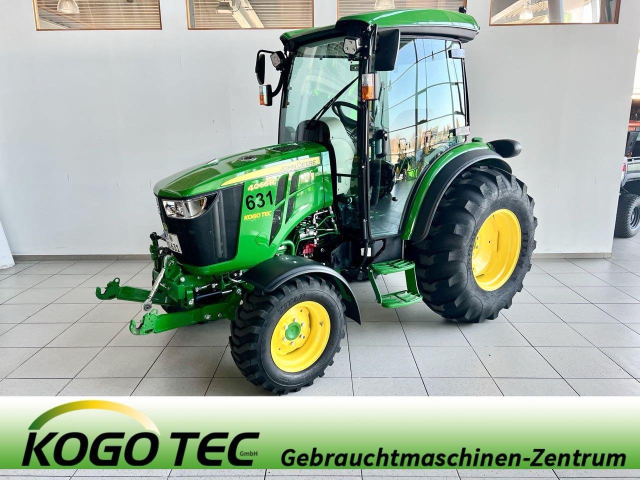 Kommunaltraktor des Typs John Deere 4066R, Mietmaschine in Beckum (Bild 1)