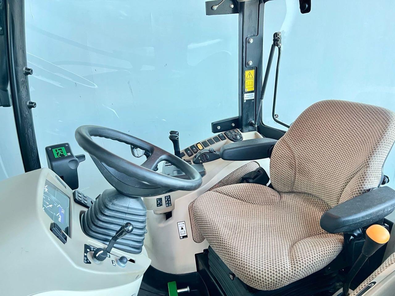 Kommunaltraktor des Typs John Deere 4066R, Mietmaschine in Beckum (Bild 2)