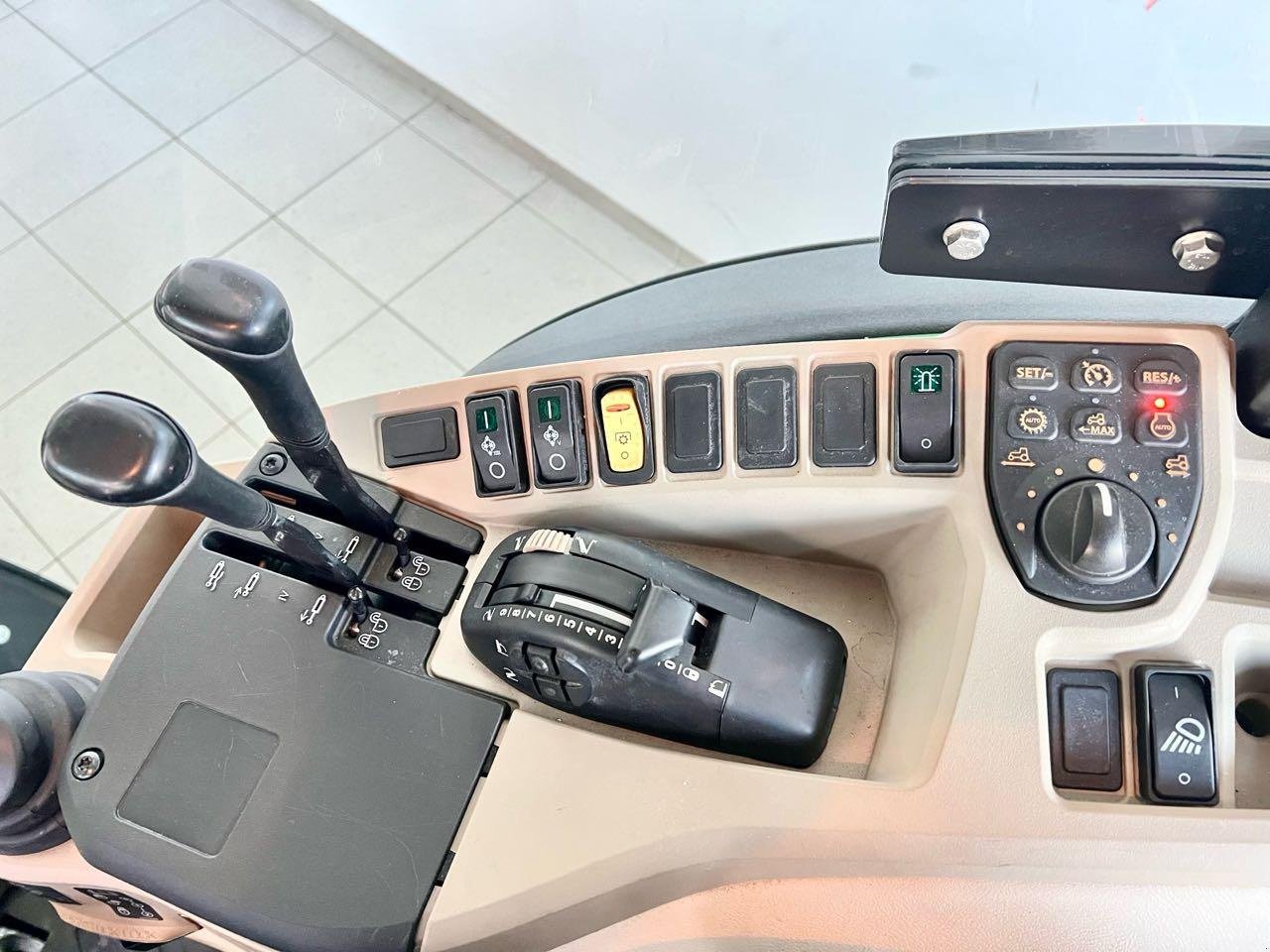 Kommunaltraktor des Typs John Deere 4066R, Mietmaschine in Beckum (Bild 3)