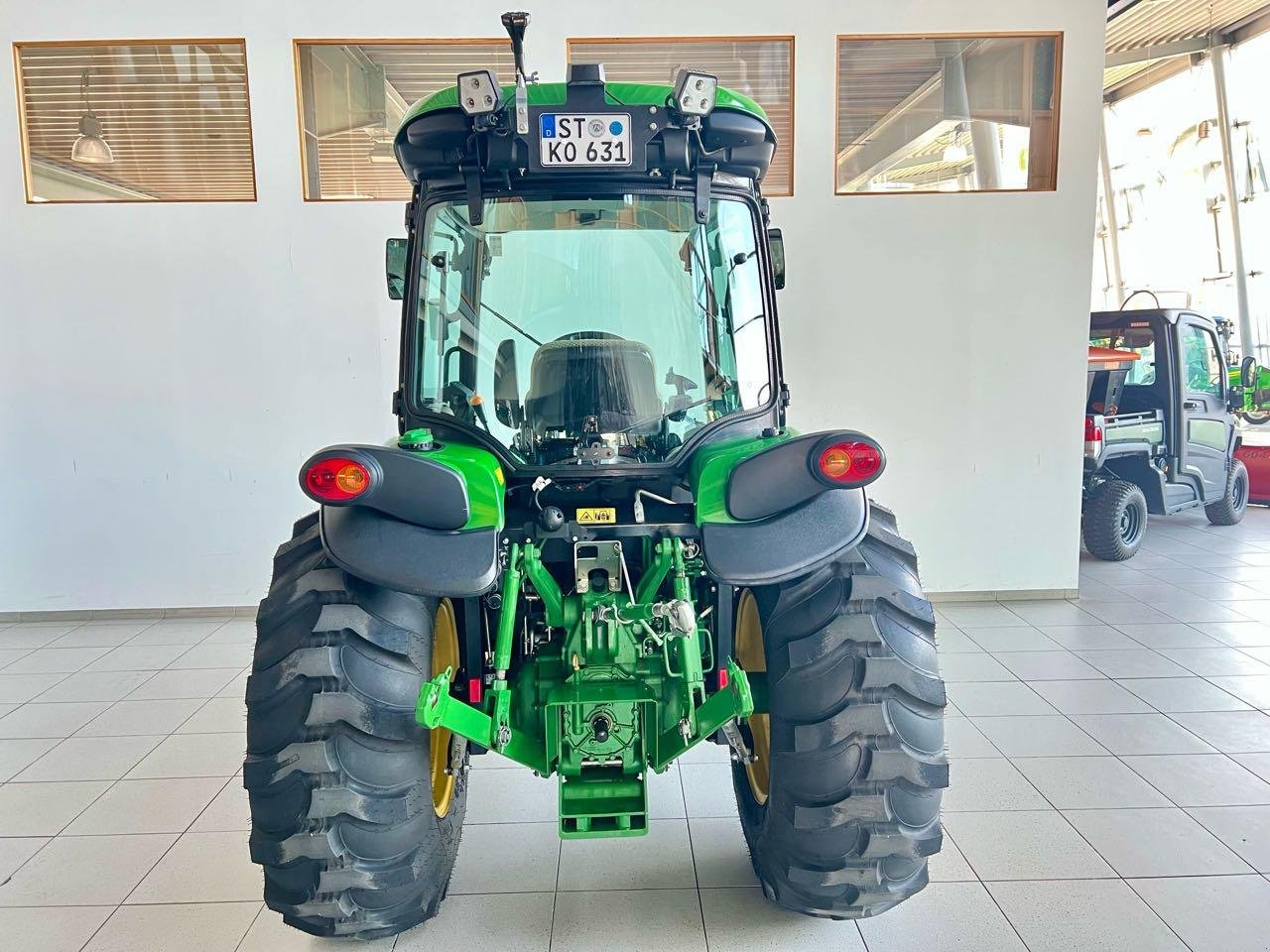 Kommunaltraktor des Typs John Deere 4066R, Mietmaschine in Beckum (Bild 8)