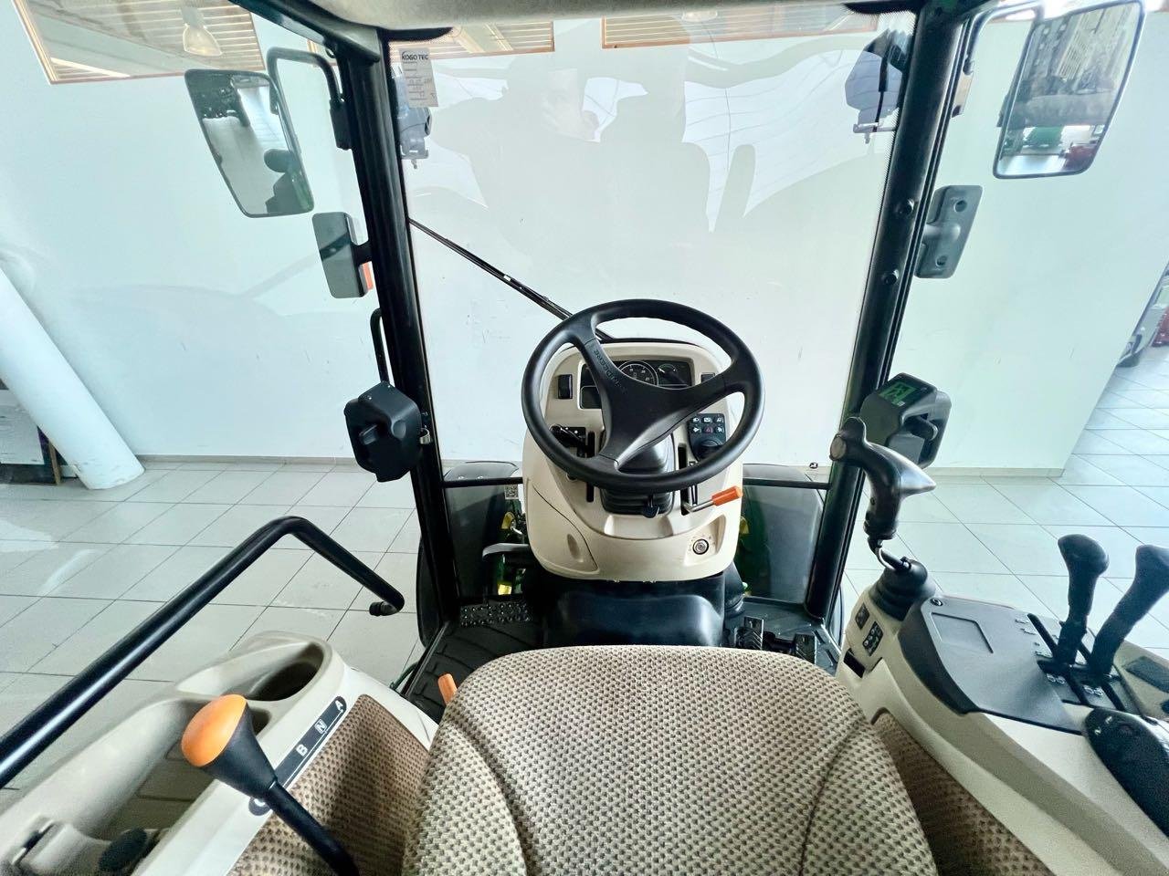 Kommunaltraktor des Typs John Deere 4066R, Mietmaschine in Beckum (Bild 10)