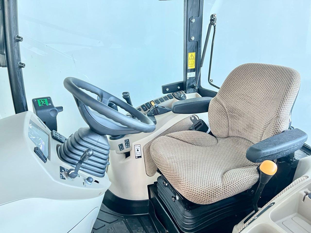 Kommunaltraktor des Typs John Deere 4066R, Mietmaschine in Beckum (Bild 2)