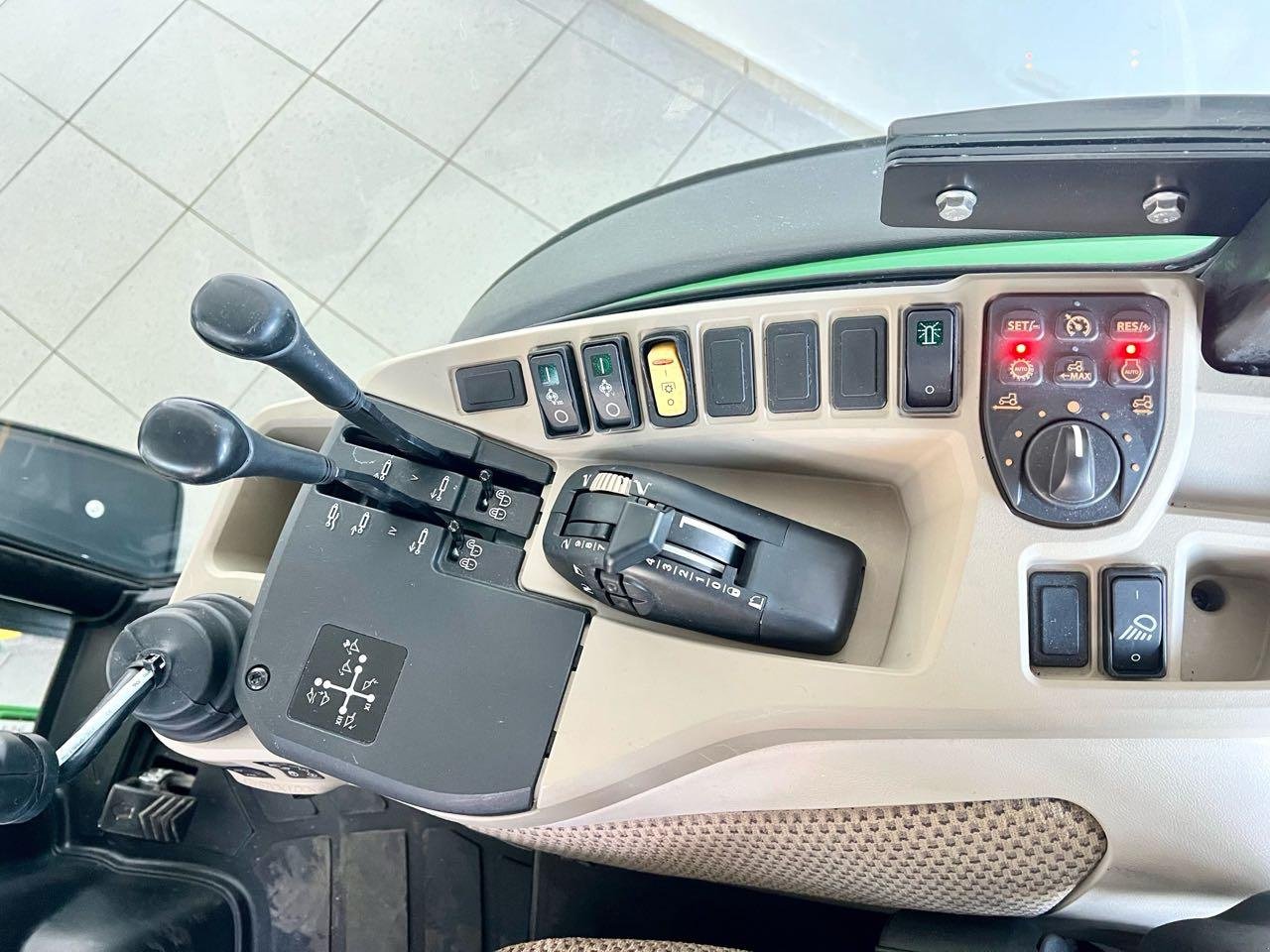 Kommunaltraktor des Typs John Deere 4066R, Mietmaschine in Beckum (Bild 3)