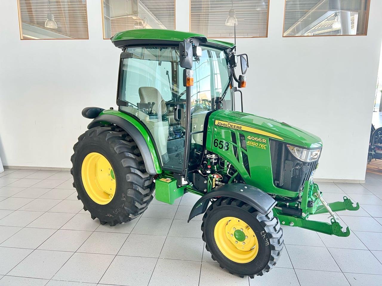 Kommunaltraktor des Typs John Deere 4066R, Mietmaschine in Beckum (Bild 5)