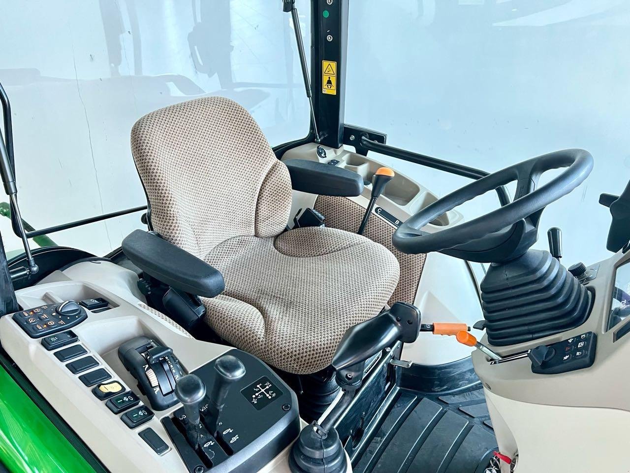 Kommunaltraktor des Typs John Deere 4066R, Mietmaschine in Beckum (Bild 7)