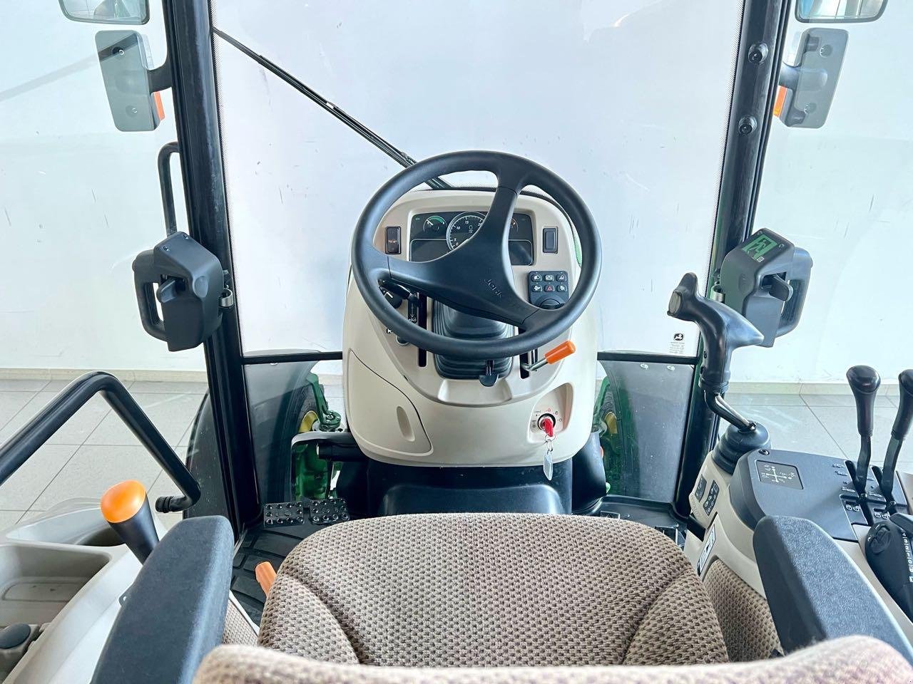 Kommunaltraktor des Typs John Deere 4066R, Mietmaschine in Beckum (Bild 9)