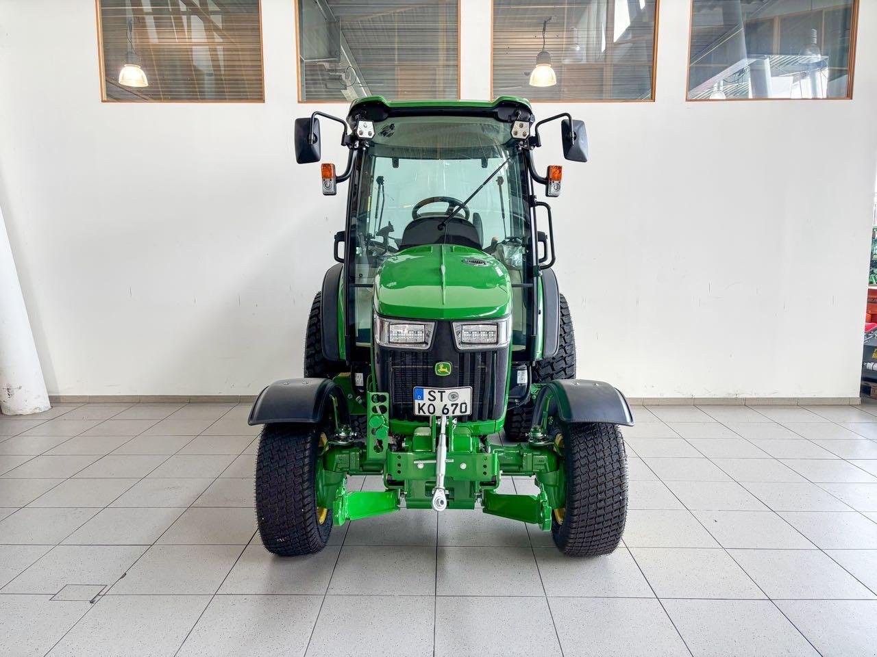 Kommunaltraktor des Typs John Deere 4066R, Gebrauchtmaschine in Beckum (Bild 2)