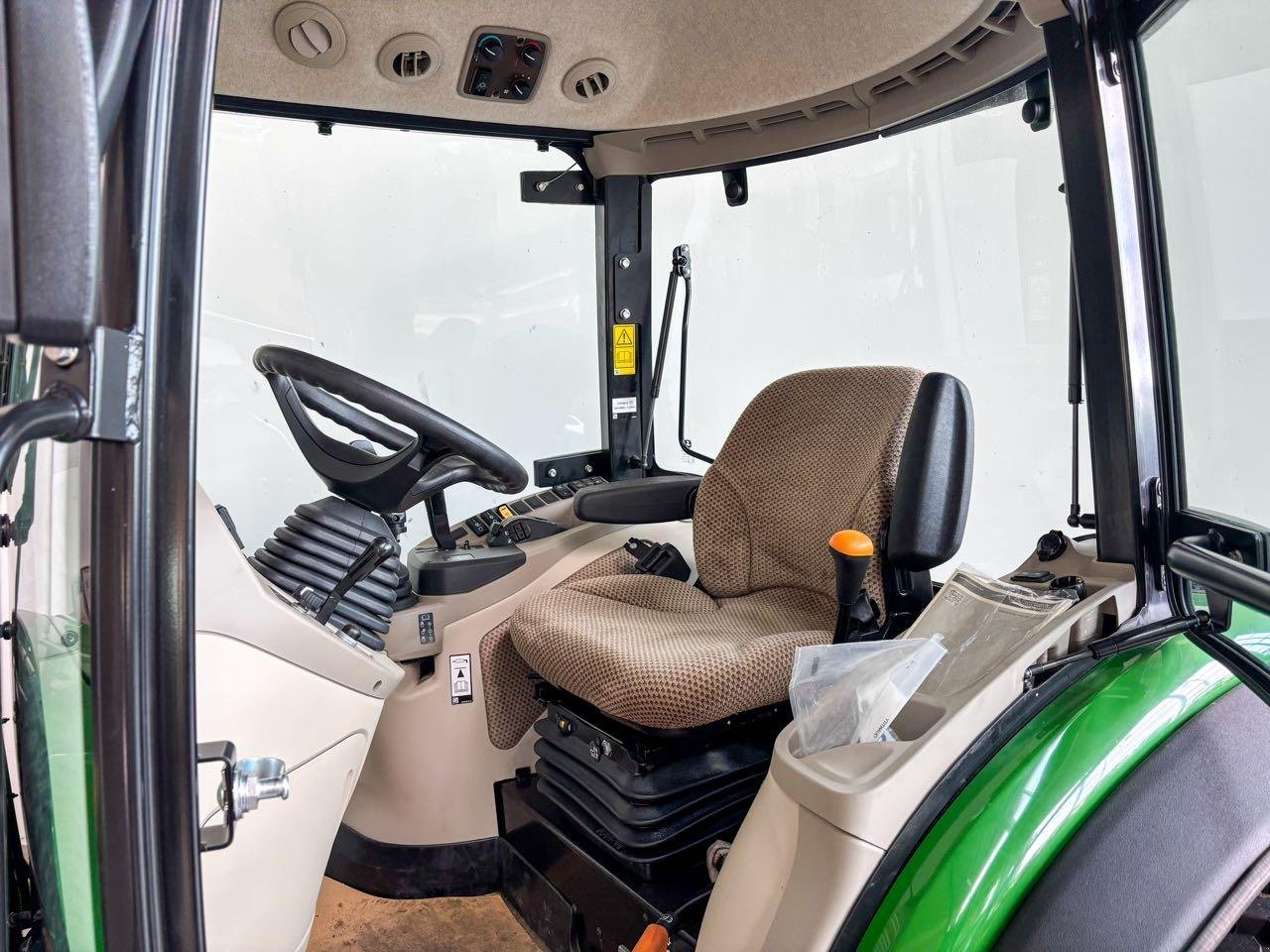 Kommunaltraktor des Typs John Deere 4066R, Gebrauchtmaschine in Beckum (Bild 5)