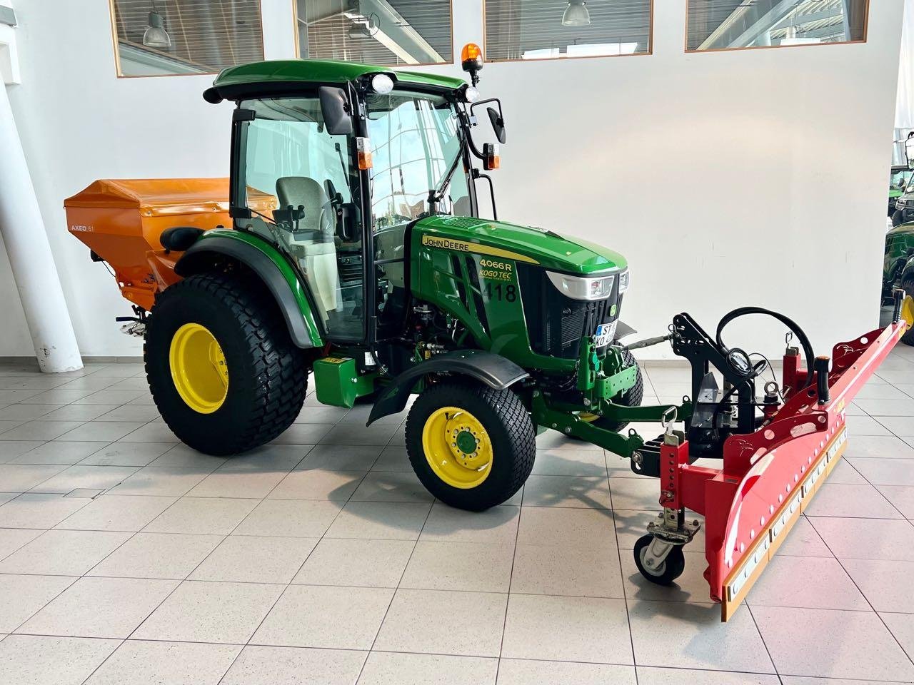 Kommunaltraktor tip John Deere 4066R, Gebrauchtmaschine in Neubeckum (Poză 2)