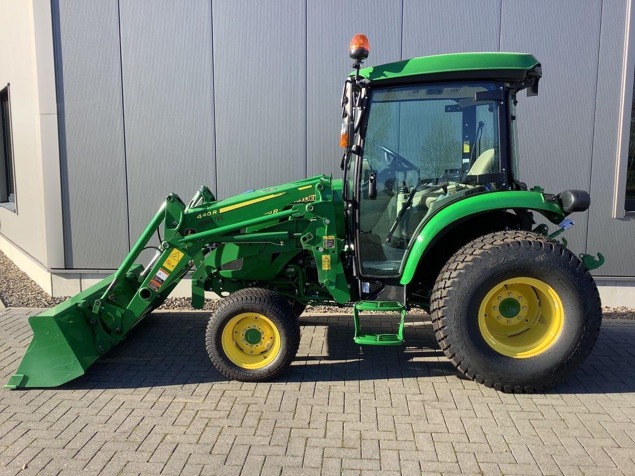 Kommunaltraktor des Typs John Deere 4066R, Gebrauchtmaschine in Neubeckum (Bild 3)