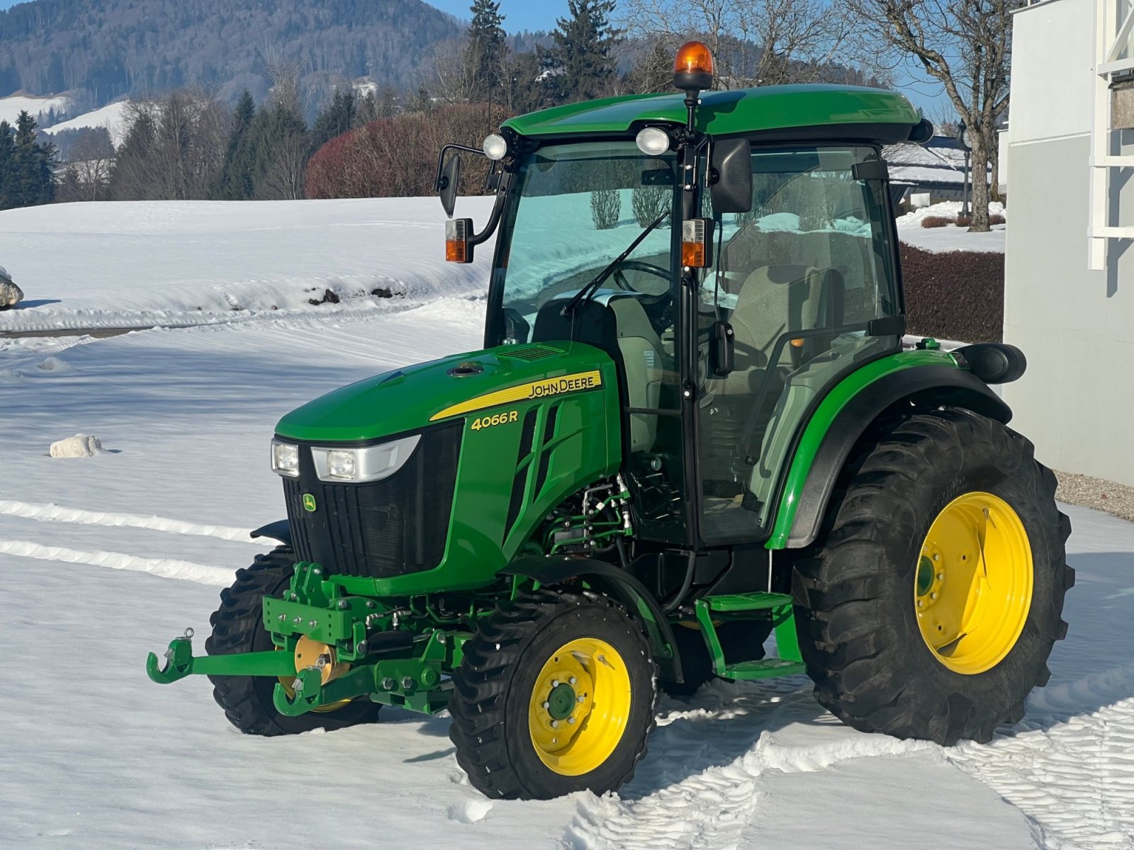 Kommunaltraktor tipa John Deere 4066R, Gebrauchtmaschine u Mondsee (Slika 1)