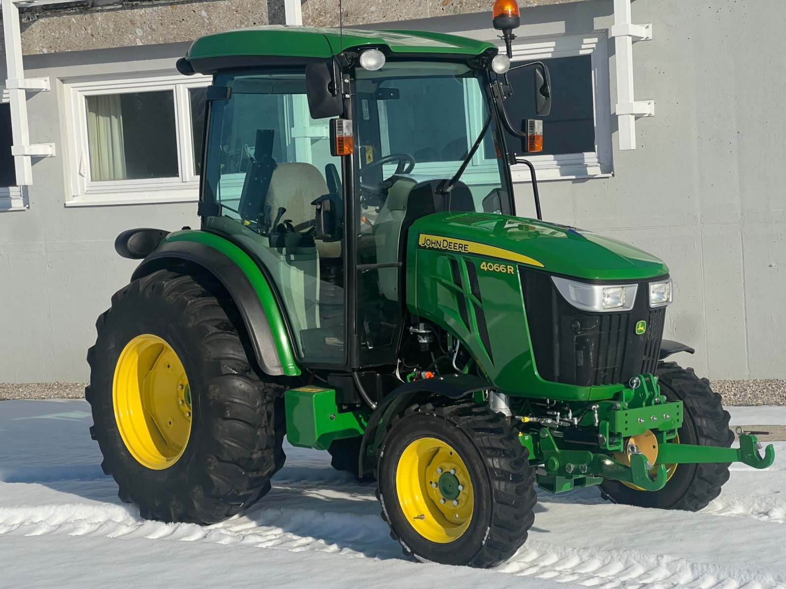 Kommunaltraktor tipa John Deere 4066R, Gebrauchtmaschine u Mondsee (Slika 2)