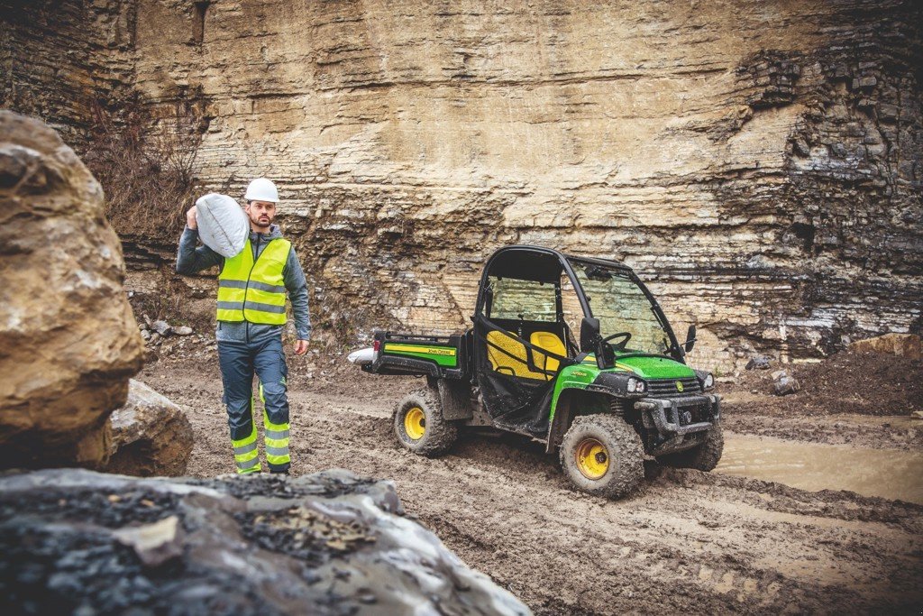 Kommunaltraktor des Typs John Deere HPX 815 E, Ausstellungsmaschine in Regensdorf (Bild 4)