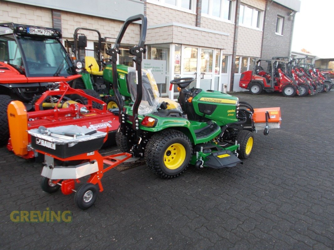 Kommunaltraktor des Typs John Deere X948 Kehrmaschine Streuer, Neumaschine in Wesseling-Berzdorf (Bild 3)