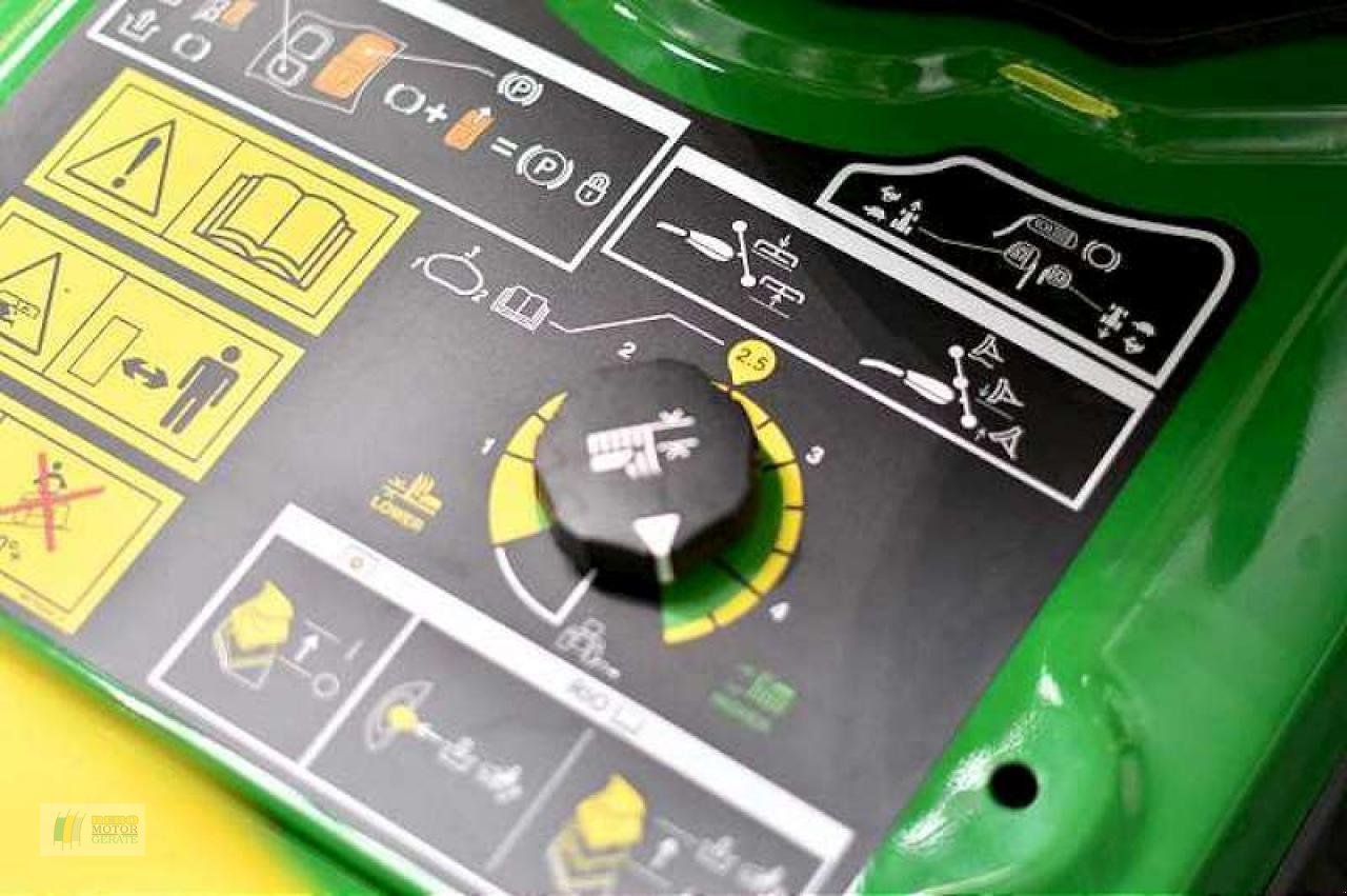 Kommunaltraktor des Typs John Deere X949 KOMPAKTTRAKTOR, Neumaschine in Cloppenburg (Bild 8)