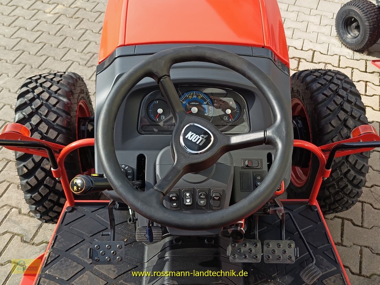 Kommunaltraktor typu Kioti CK3530, Neumaschine v Tegernbach (Obrázek 10)