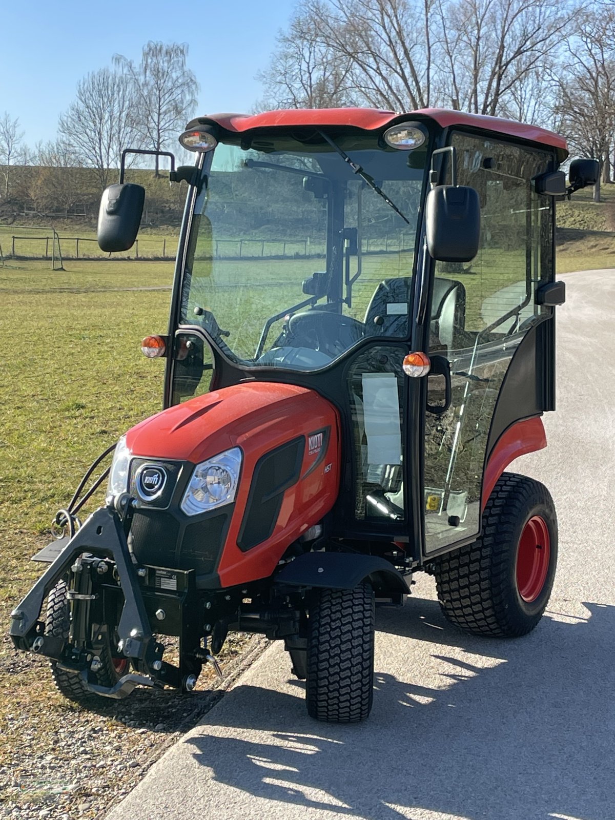 Kommunaltraktor des Typs Kioti CS 2520, Neumaschine in Oberhaching (Bild 2)