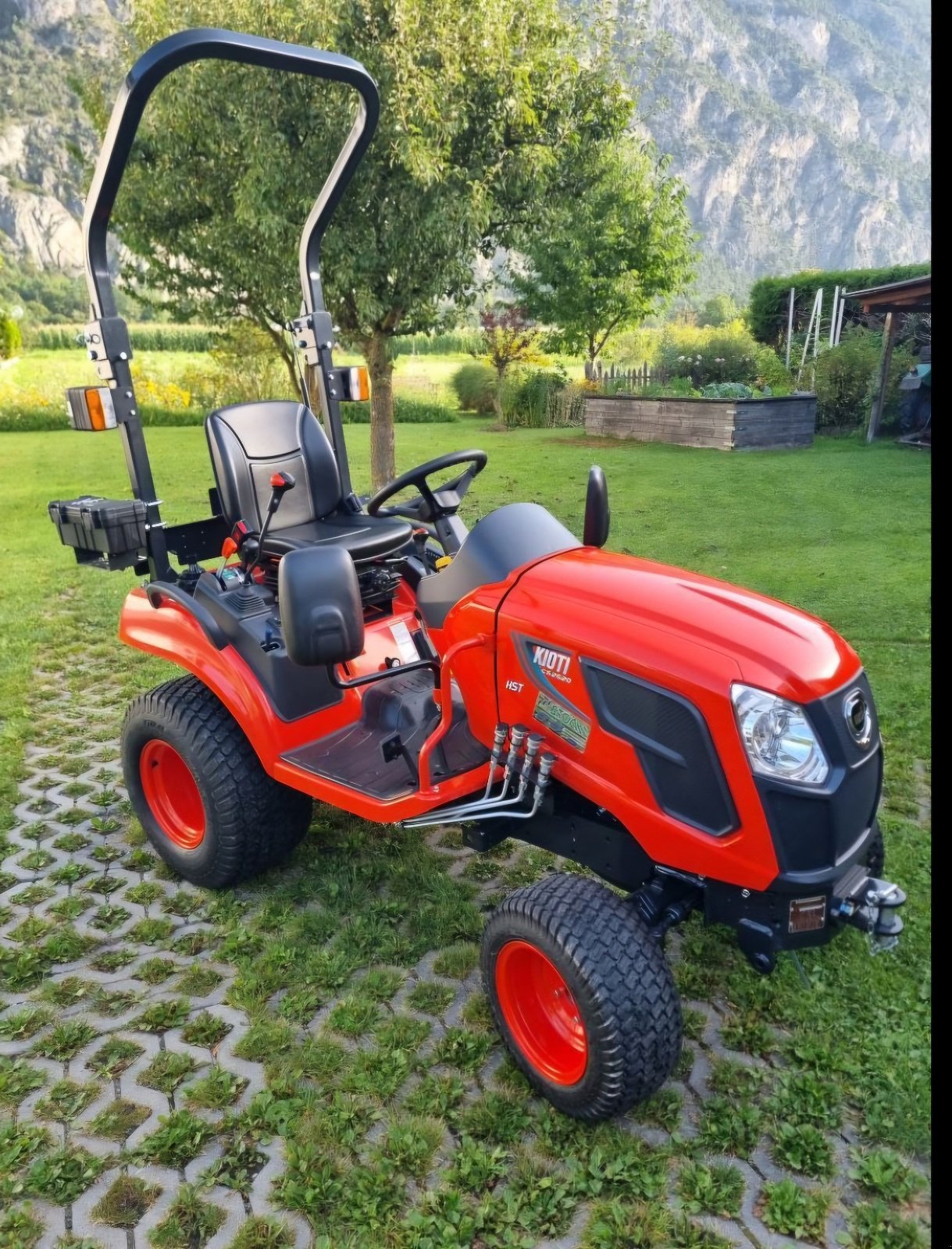 Kommunaltraktor typu Kioti CS2520H, Neumaschine v Haiming (Obrázek 1)