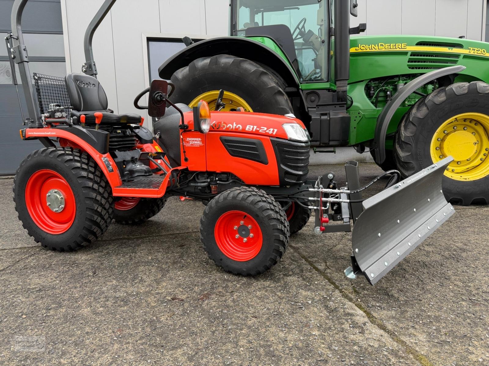 Kommunaltraktor Türe ait Kubota B1-241 mit Schneeschild, Neumaschine içinde Crombach/St.Vith (resim 1)