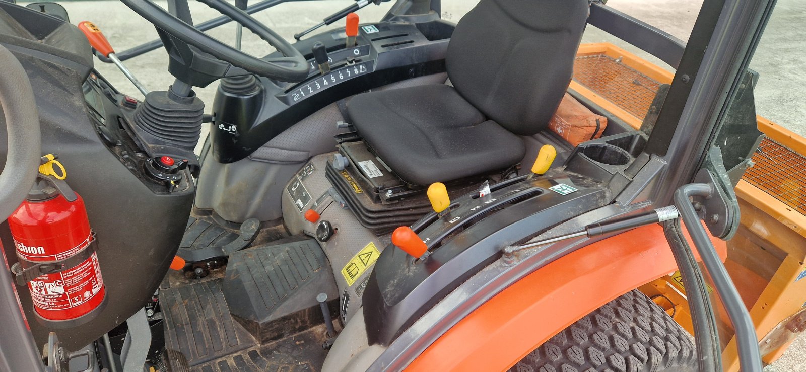 Kommunaltraktor typu Kubota B2 231 290h Klima Winterdienst EZ 28.12.2021 Mähwerk Salzstreuer Schneepflug, Gebrauchtmaschine v Palling (Obrázek 14)