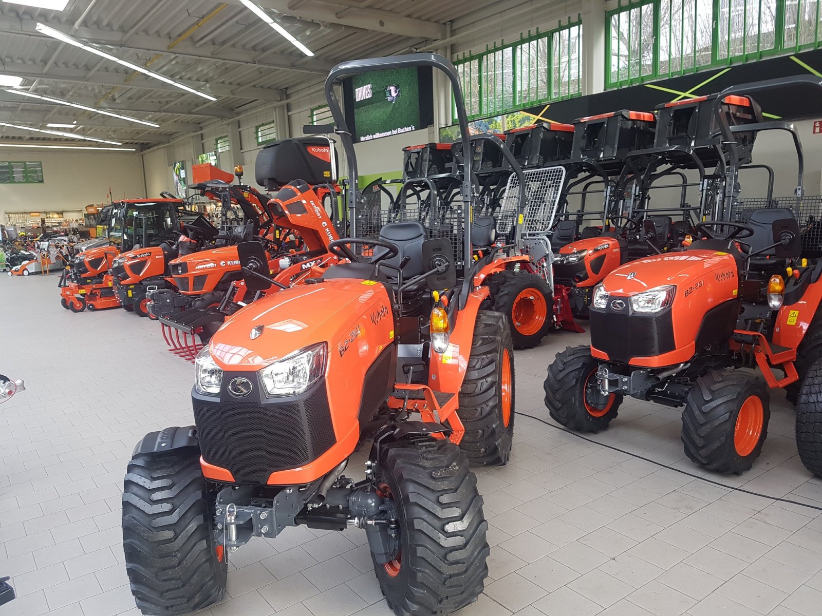 Kommunaltraktor des Typs Kubota B2-261 H, Neumaschine in Olpe (Bild 1)