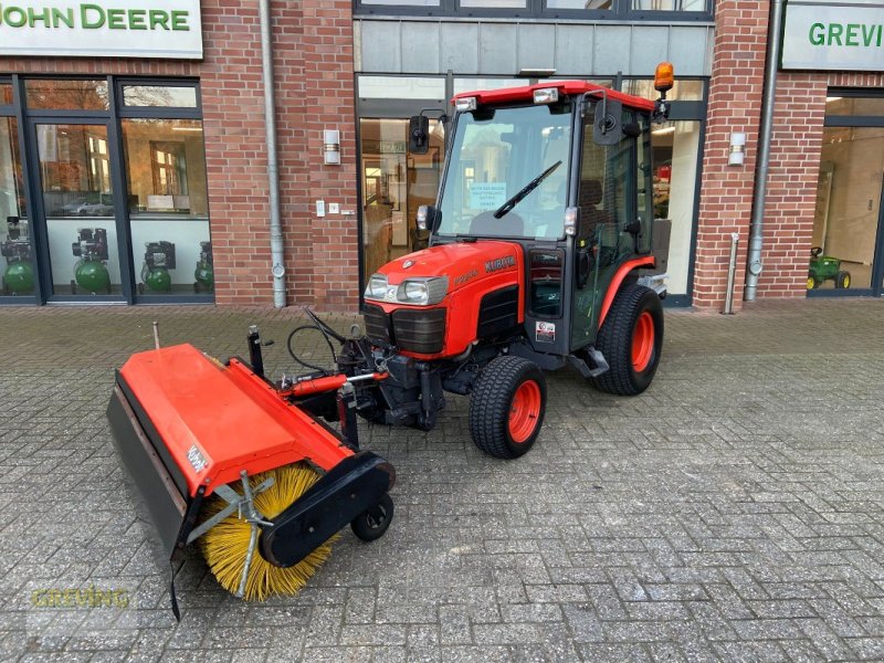 Kommunaltraktor типа Kubota B2230 inkl. Schneeschild / Salzstreuer / Kehrmaschine, Gebrauchtmaschine в Ahaus