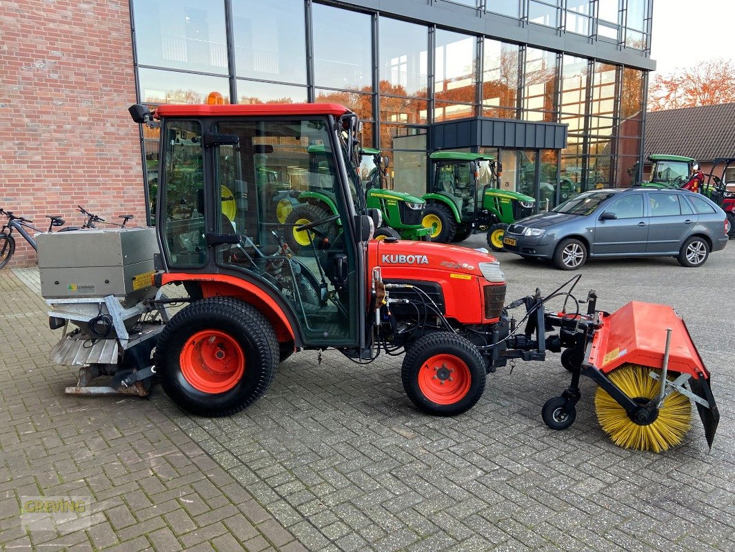 Kommunaltraktor des Typs Kubota B2230 inkl. Schneeschild / Salzstreuer / Kehrmaschine, Gebrauchtmaschine in Ahaus (Bild 4)