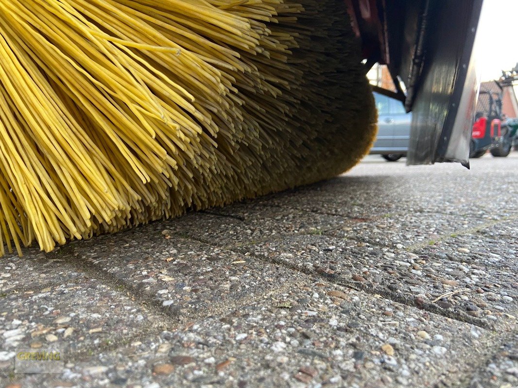 Kommunaltraktor des Typs Kubota B2230 inkl. Schneeschild / Salzstreuer / Kehrmaschine, Gebrauchtmaschine in Ahaus (Bild 16)